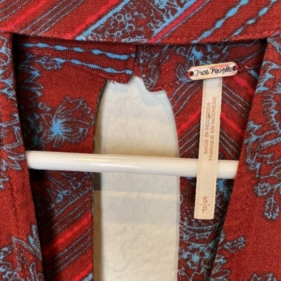 Free People Walking on a Dream Tunic Blouse Red Blue Geometric - Size Small NWT - Picture 7 of 10